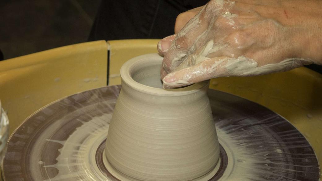 Bij Atelier Dédé vindt je zowel keramiek dat ontstaan is op de pottenbakkersschijf als met de hand opgebouwd