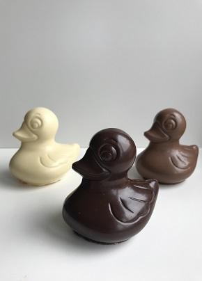 eendjes uit chocolade verkrijgbaar in melk, puur en witte chocolade