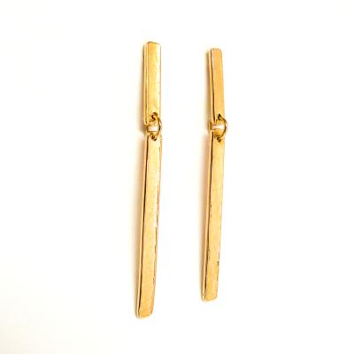 Eenvoudige maar heel mooie oorjuweeltjes, 4 cm lang,  gemaakt uit oud goud van de klant. Geel Oud Goud