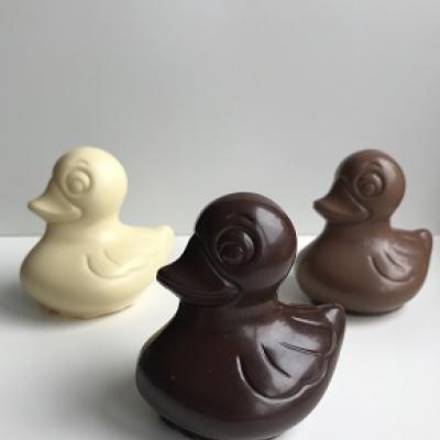 eendjes uit chocolade verkrijgbaar in melk, puur en witte chocolade