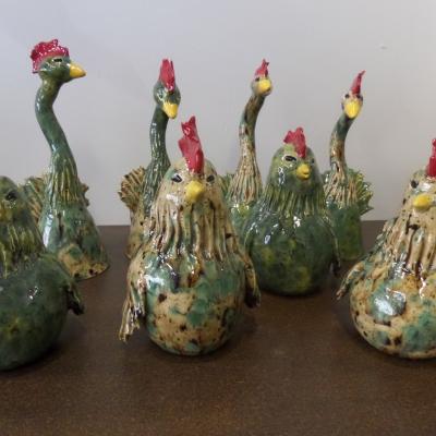vrolijke kippen in keramiek, zowel voor binnen als buiten