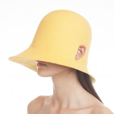 gele vilten hoed