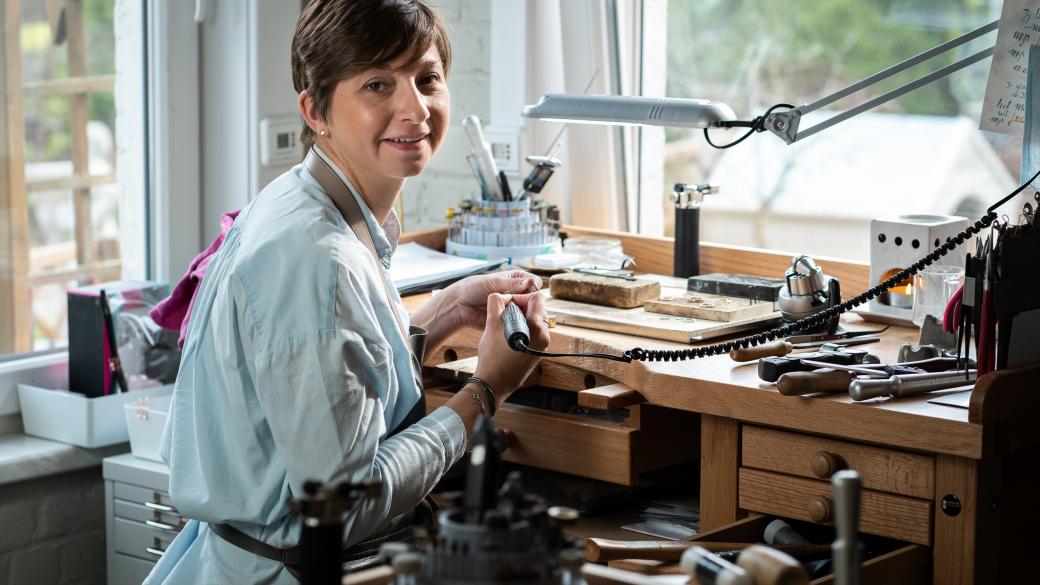 Inneke in haar atelier