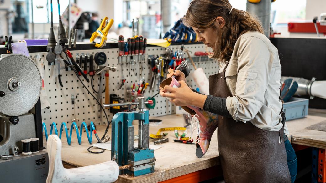 Laure Claes in het atelier