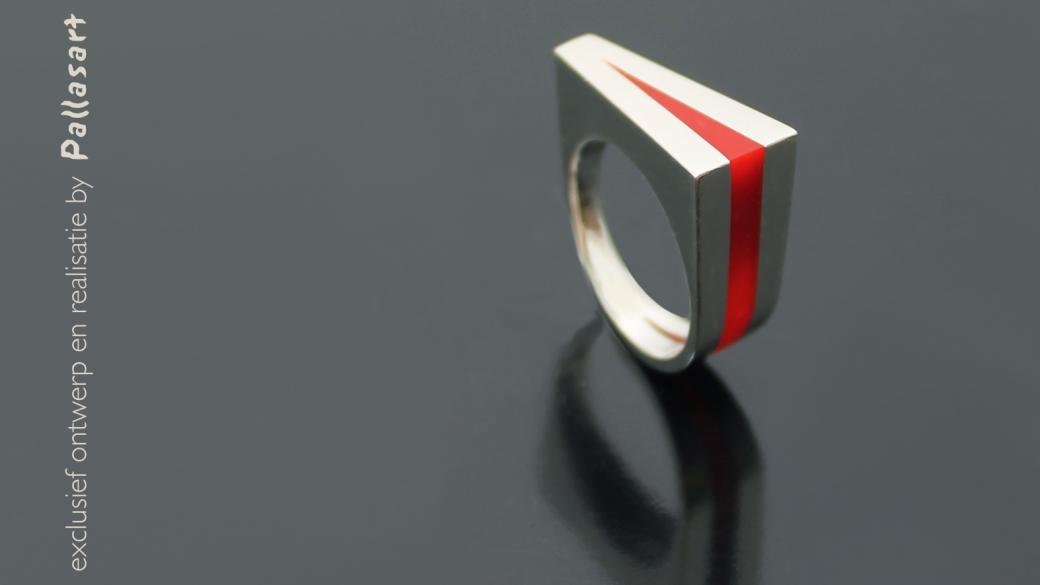 Moderne strakke ring met rode inlay