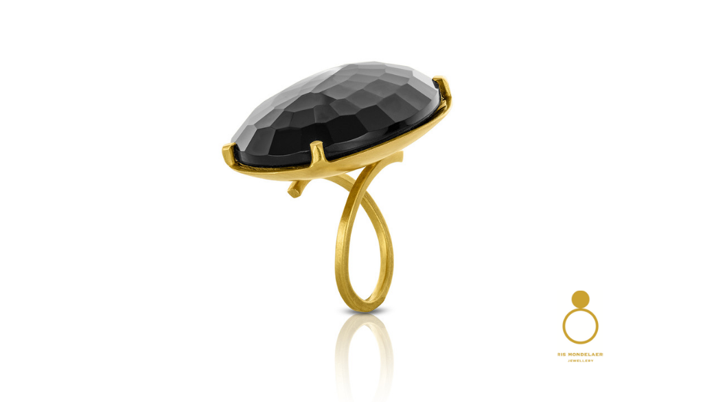 gouden ring met gefacetteerde onyx