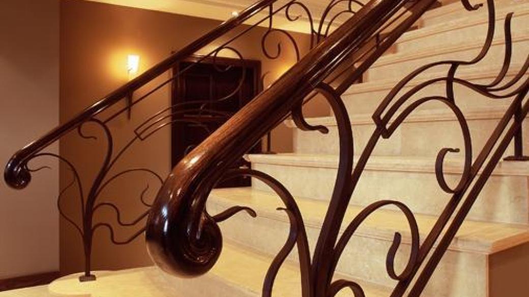 trapleuning art-nouveau zwart geboend met houten handgreep