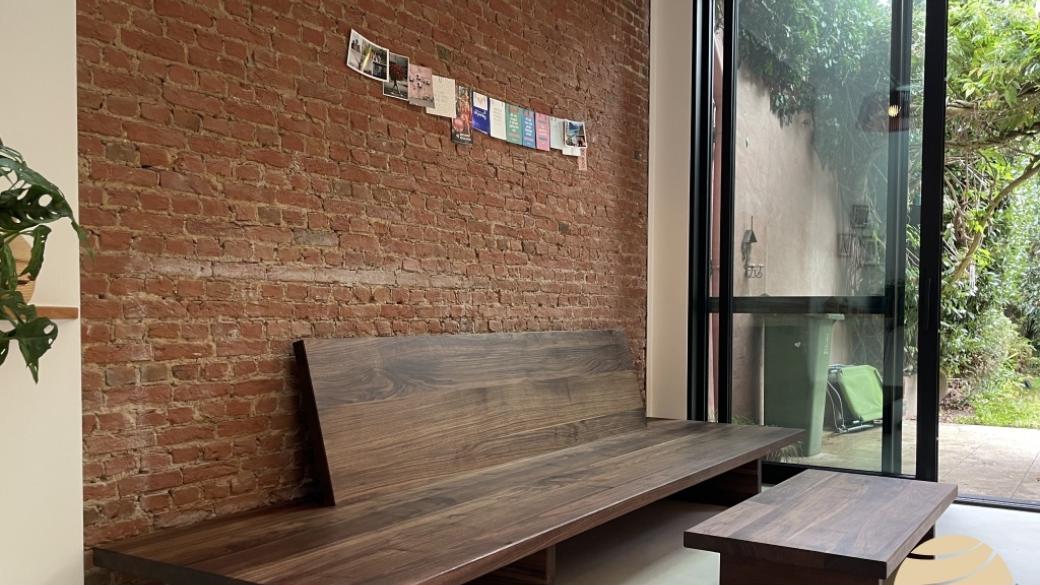 loungebank en koffietafel in massieve notelaar
