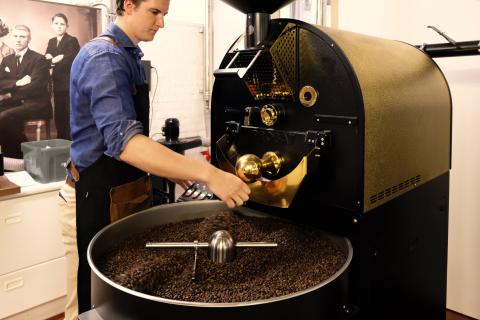 Nicolas Hanssens aan de probatone 12 koffiebrander