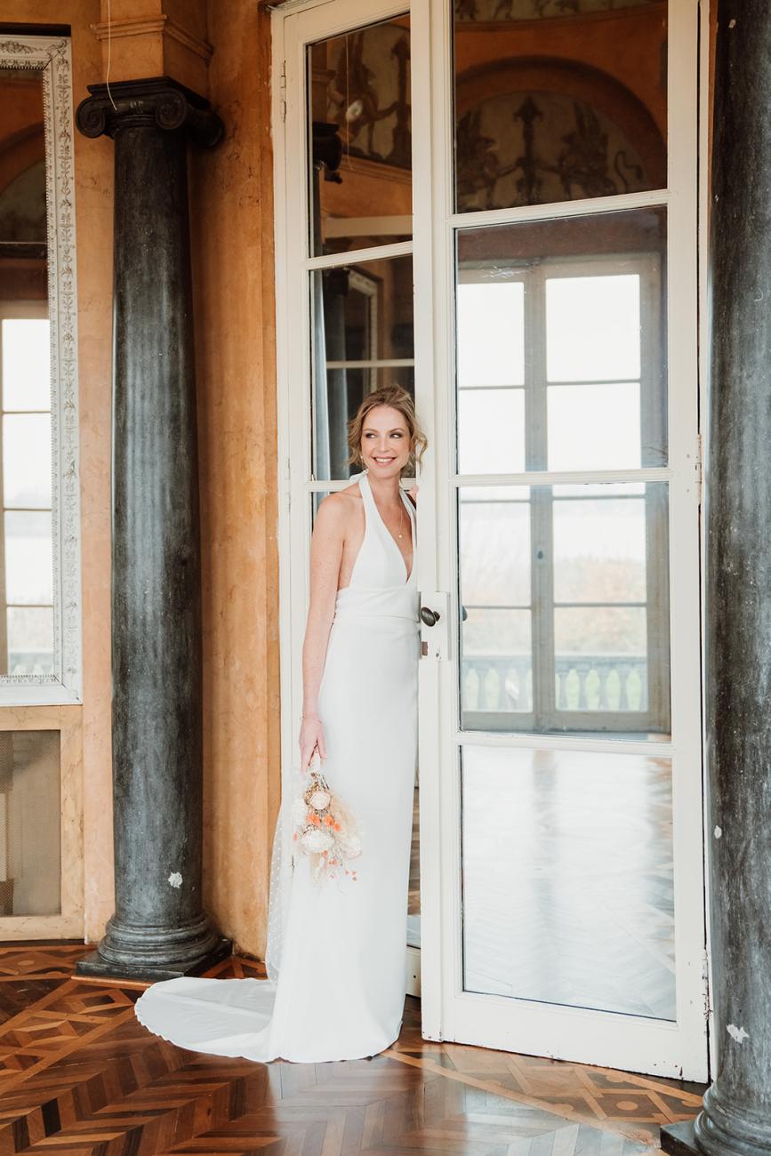 trouwjurk met haltertop met diepe v-hals en aansluitende rok