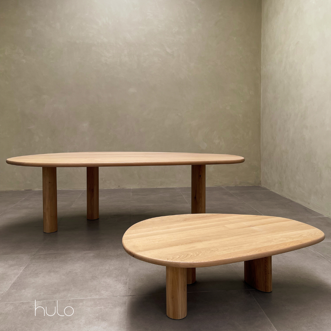 Twee massieve eiken tafels in een minimalistische ruimte, ontworpen door Hulo