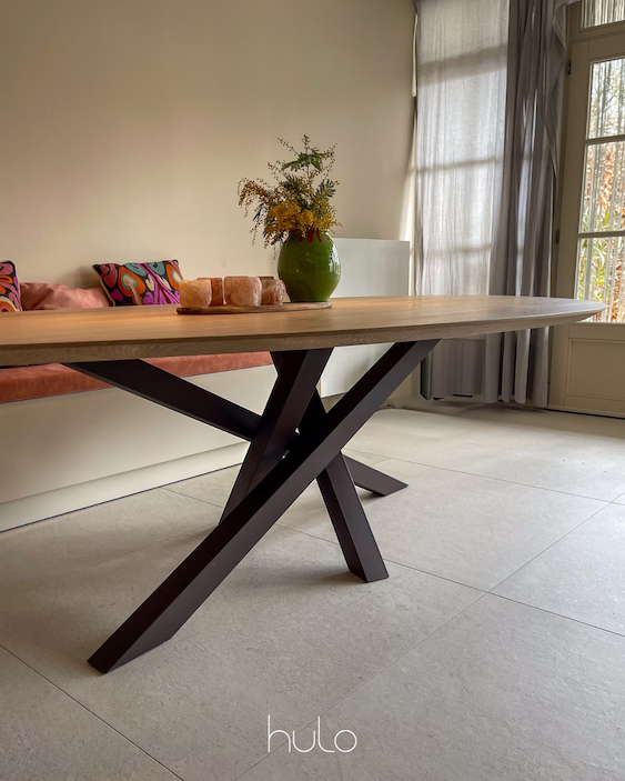 Tafel met een massief eiken tafelblad en stalen onderstel in een mooi interieur