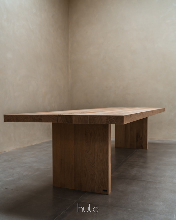 Massief eiken eettafel met dik tafelblad en stevige eiken tafelpoten. Hoogwaardige afwerking, tijdloos design. Foto genomen in fotostudio