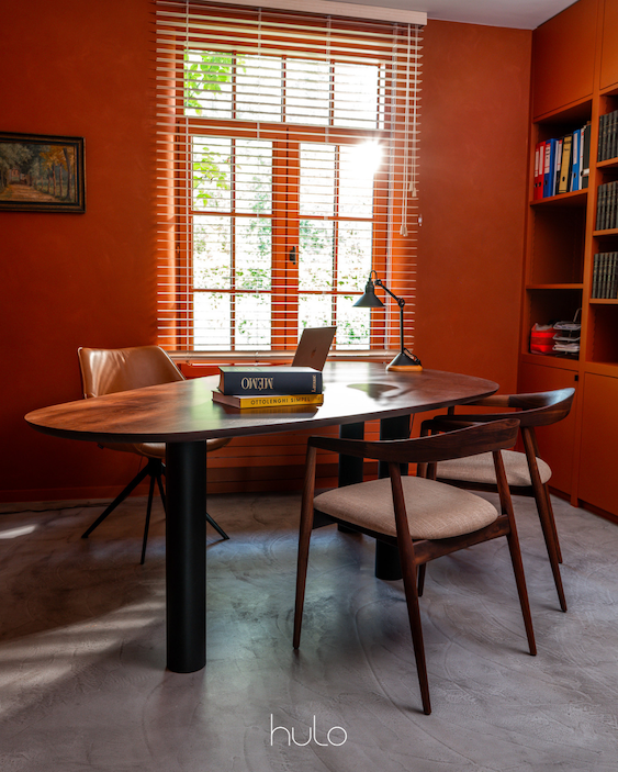 Notelaar bureautafel met notelaar stoelen. Staat in bureau.