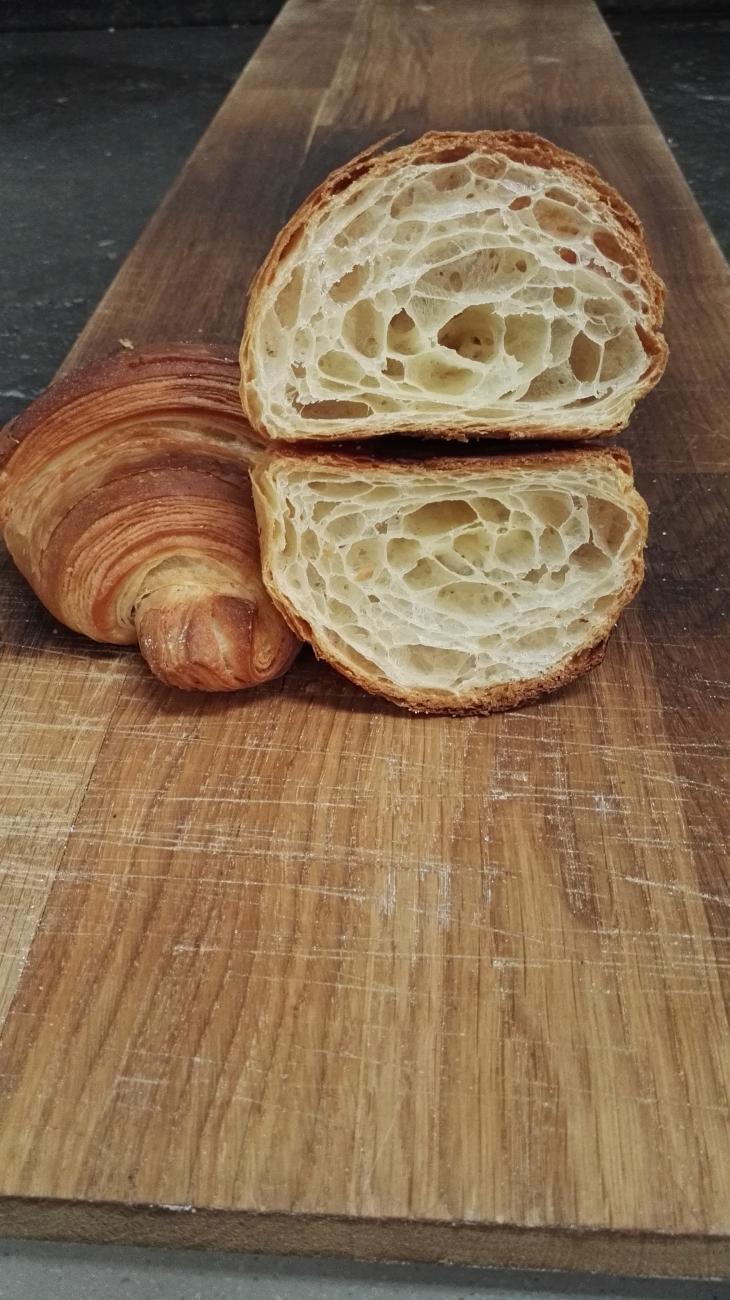 Handgevormde croissant bereidt met boter