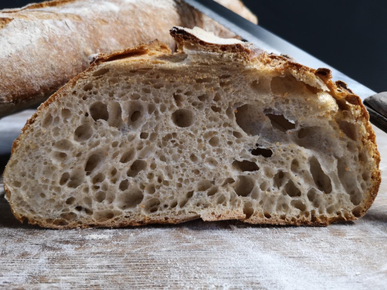 Pain de Campagne, volgens traditionele manier verwerkt met eigen desem en huisgemalen granen.