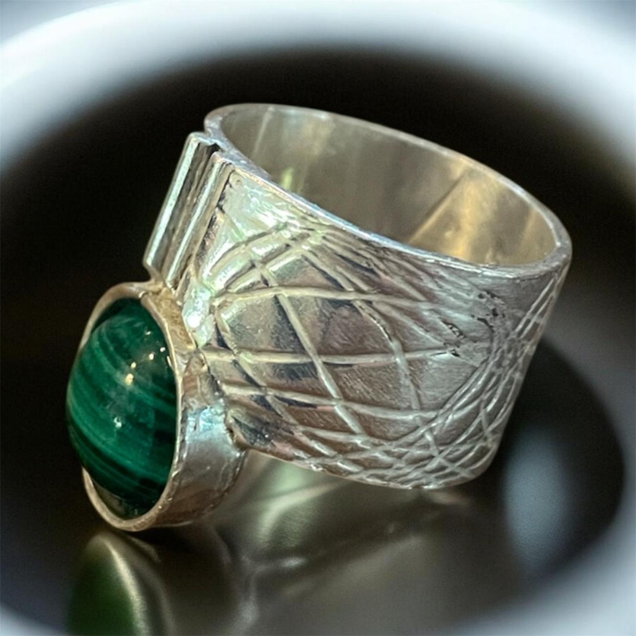Brede zilveren ring met Malachiet
