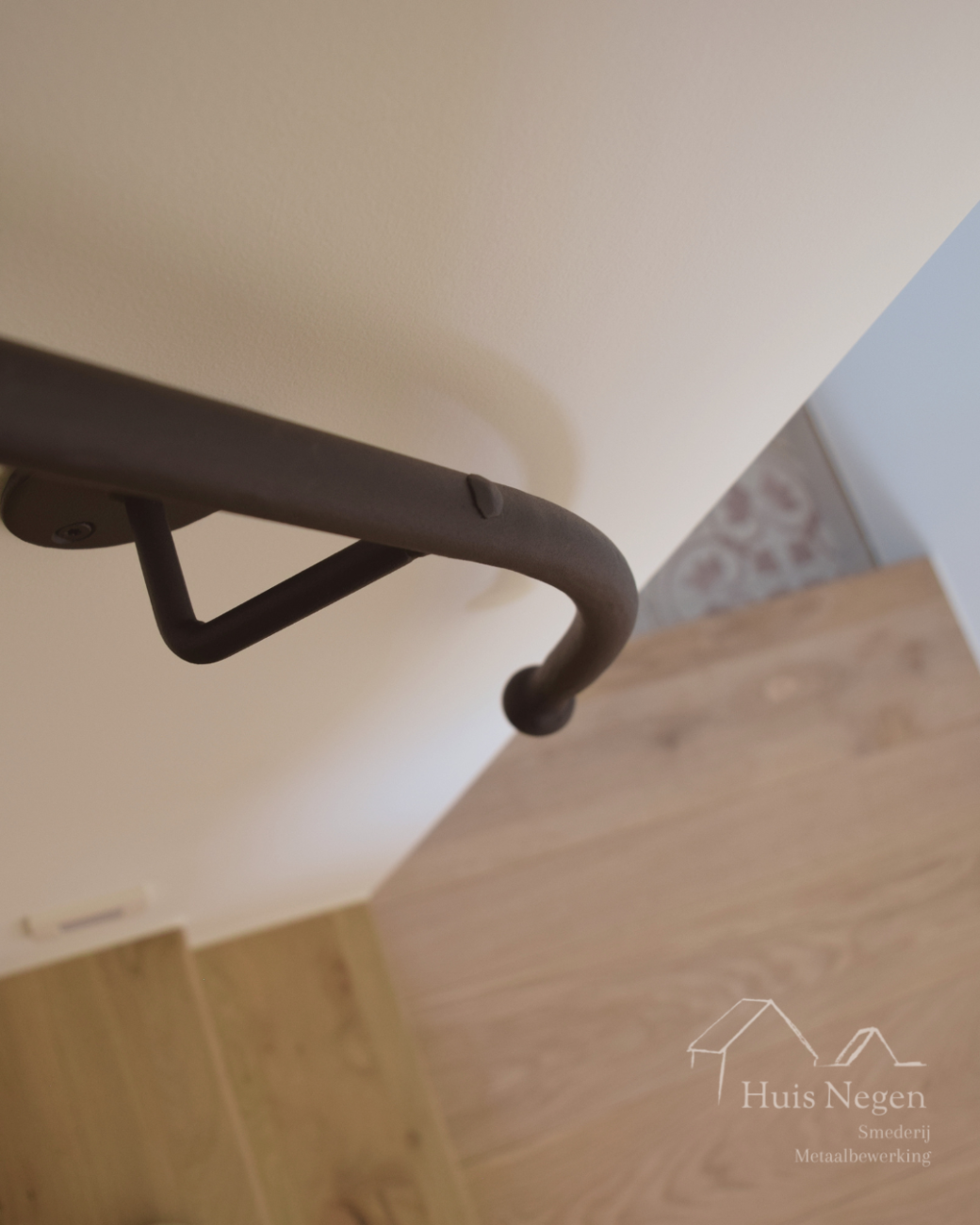 Stalen trapleuning met gesmede details 