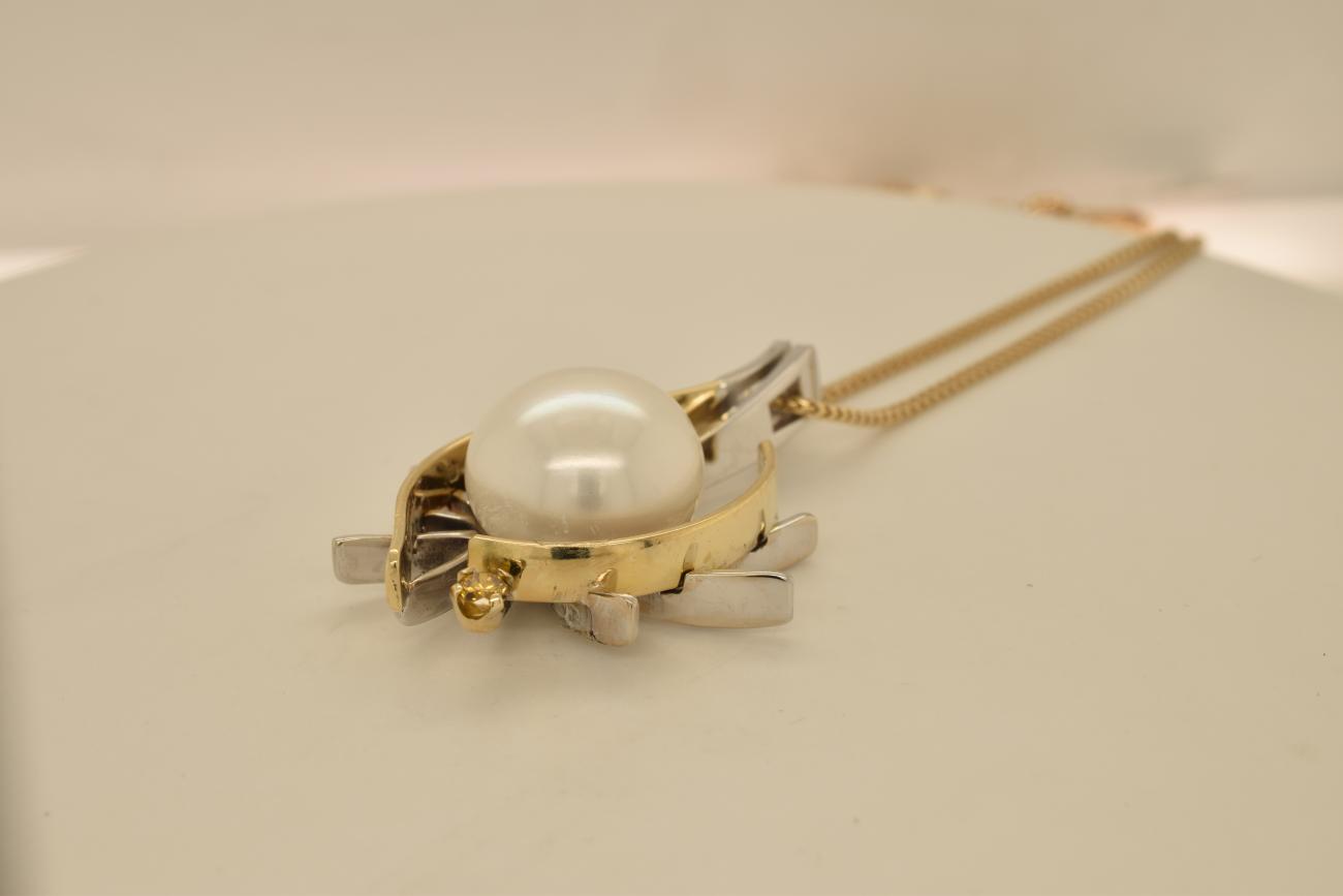 Hanger gemaakt met trouwring wijlen de echtgenoot.