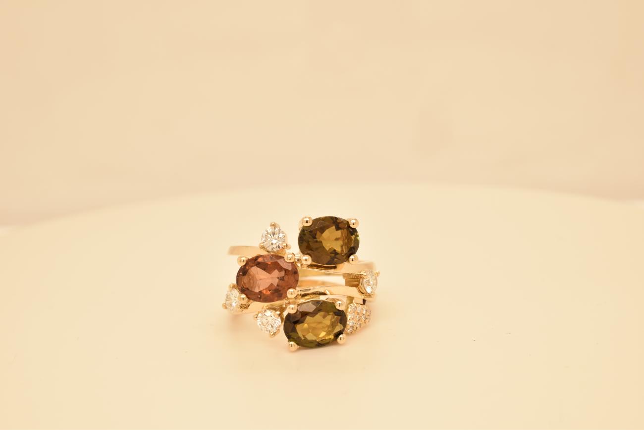 collectie 26 Ring met 3 toermalijnen en natuurlijke diamanten in briljantslijpvorm