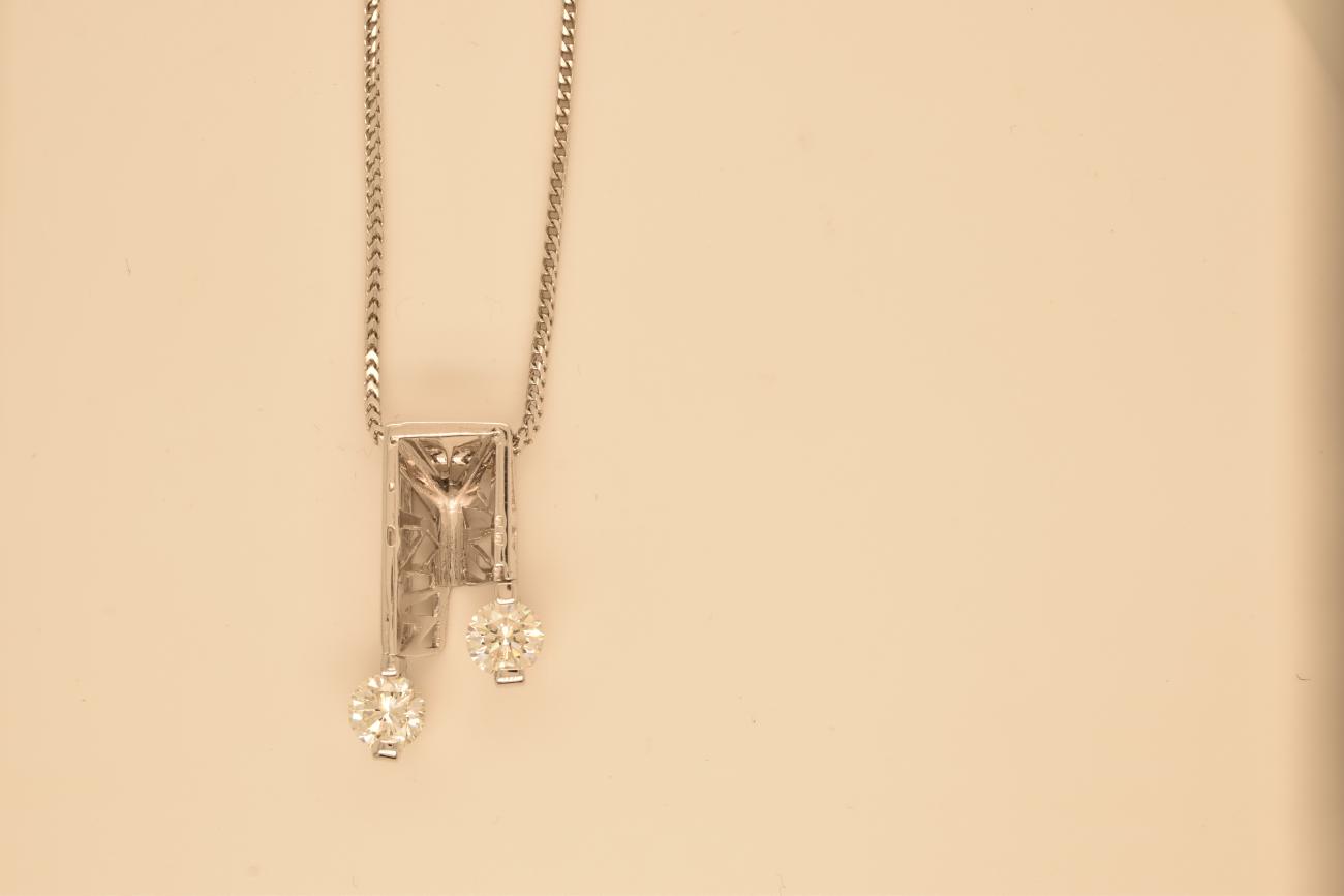 Unieke hanger met initialen en 2 natuurlijke diamant. De structuur is zeer bijzonder.