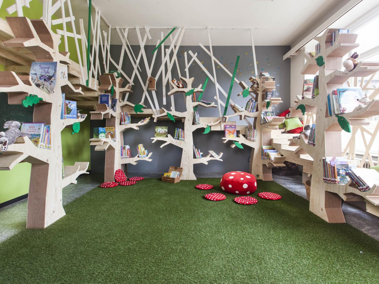schoolbibliotheek, opgevat als een bos, de bomen dragen boeken