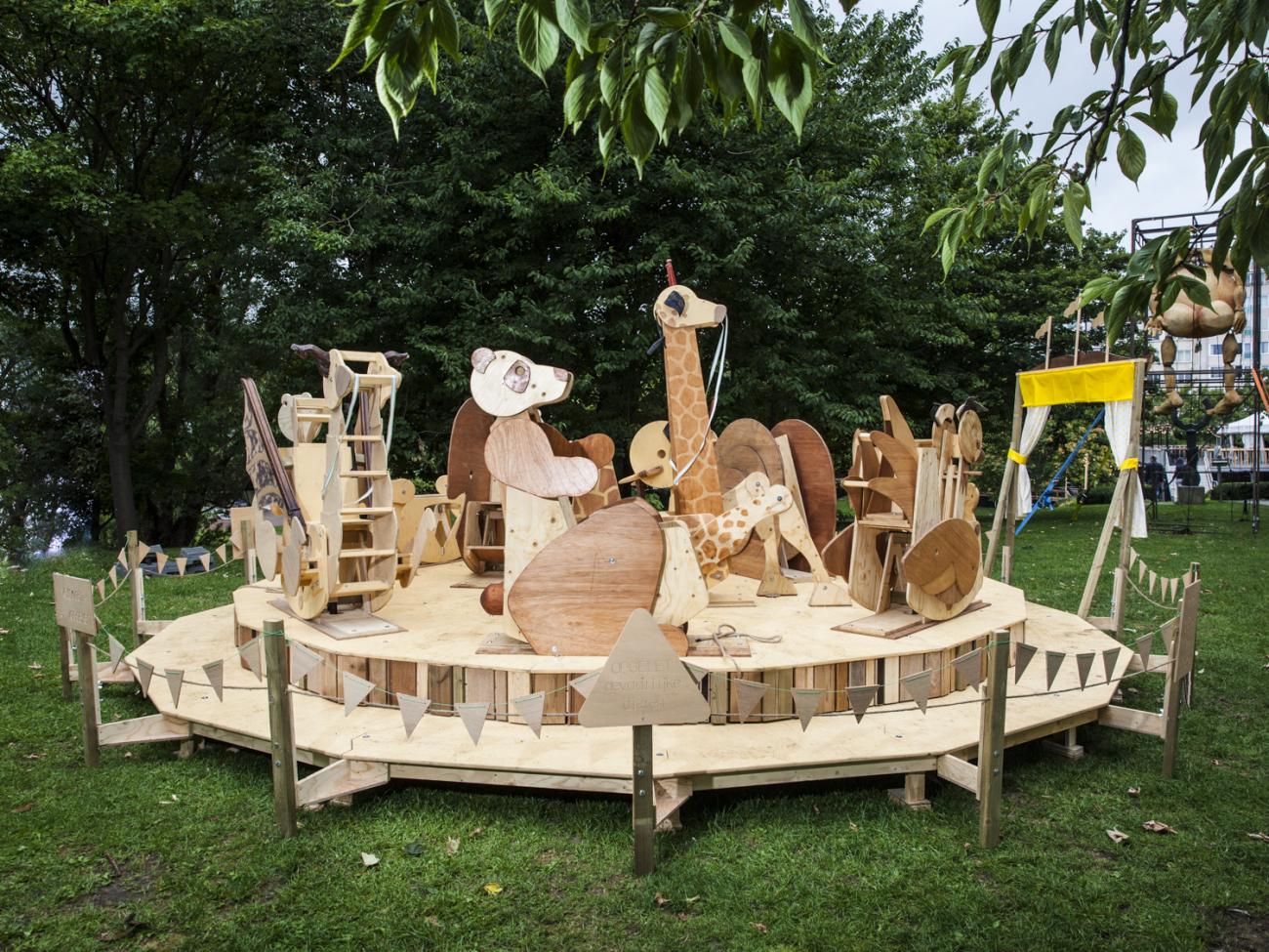 knotsgekke houten draaimolen