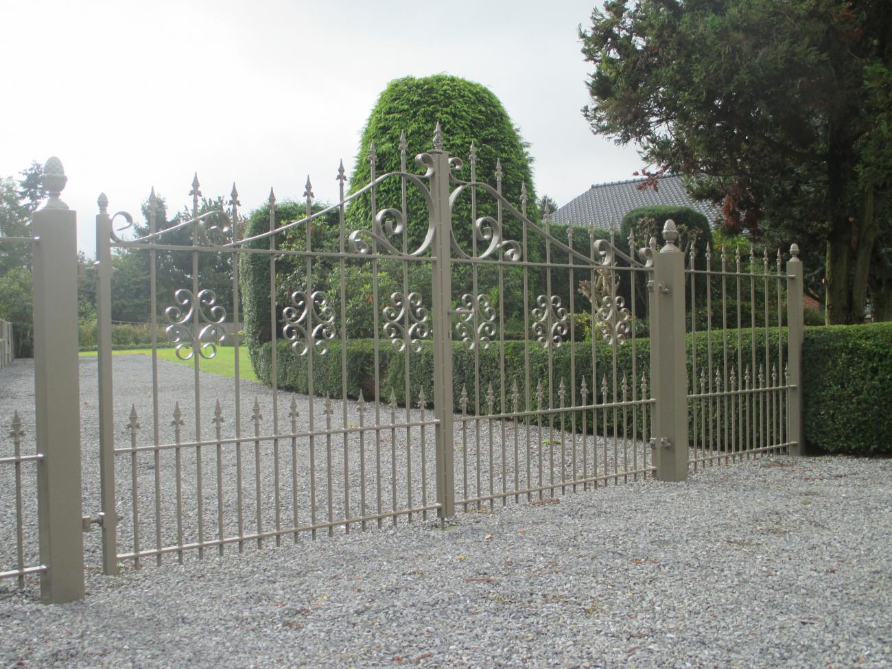 Rustieke poort met "bloemen"