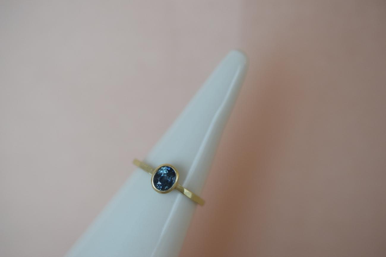 Gouden ring met grote ovalen blauwe saffier