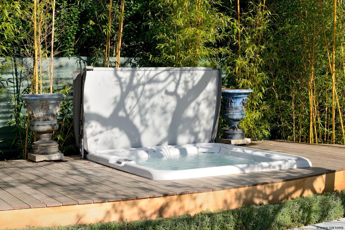 Jacuzzi of massagebad van Hot Spring Spa