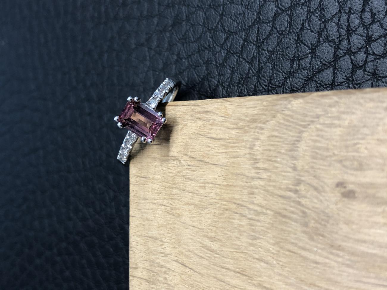 Wit goud met rubeliet en diamant