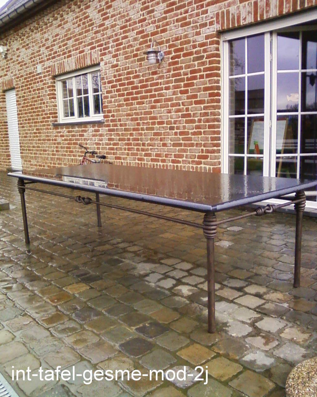 tafel met natuurstenen blad