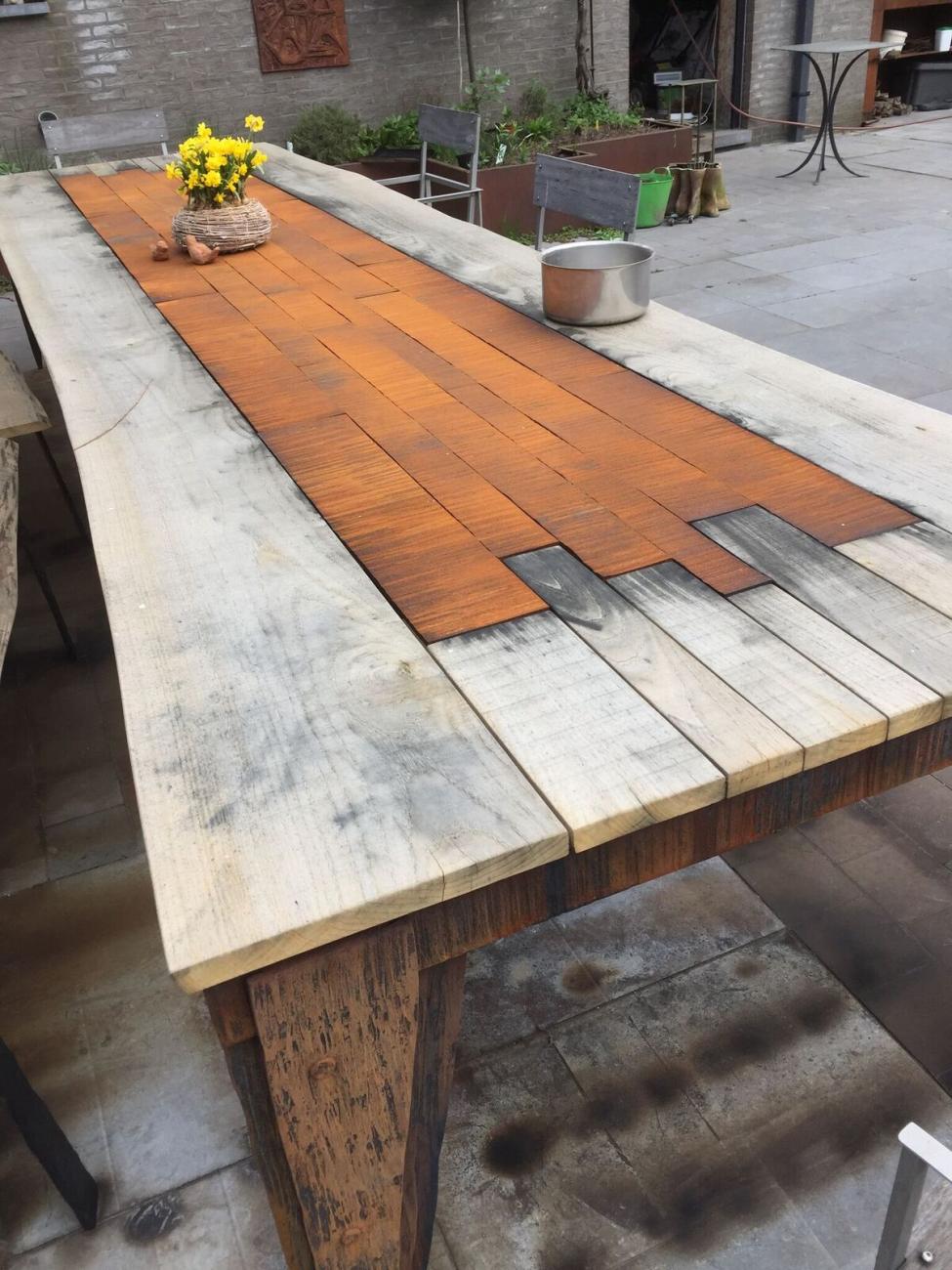 tafel in cortenstaal en hout 