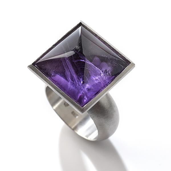 Purple Universe, platina ring with amethist