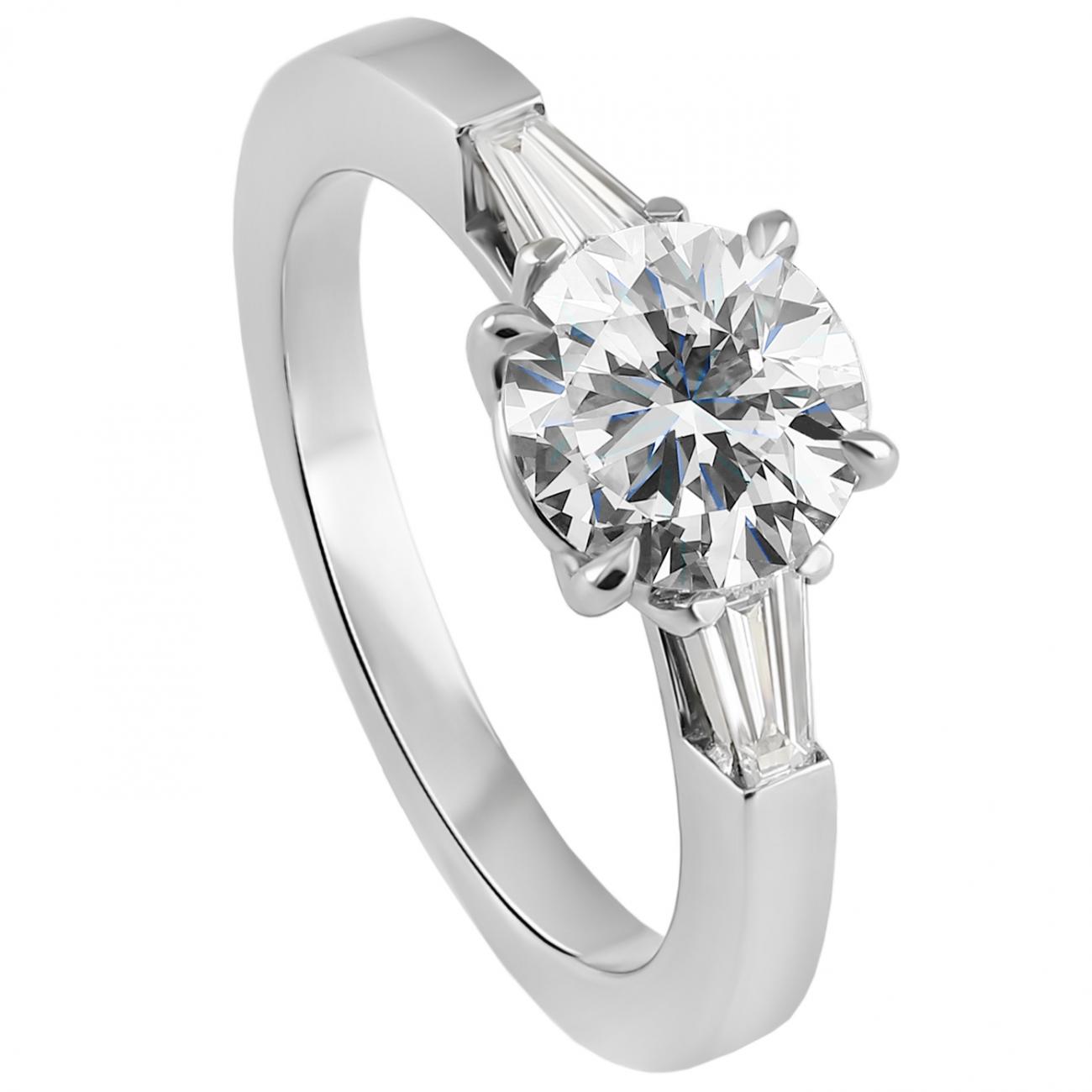 Trilogy ring gezet met diamant.