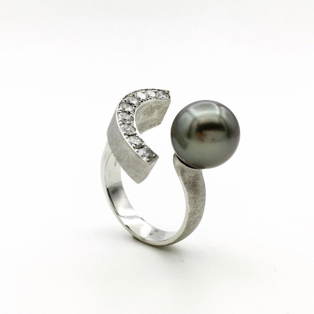 Ring bezet met diamanten en een tahitiparel