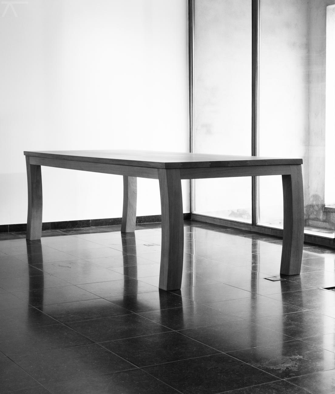 tafel met gebogen poten