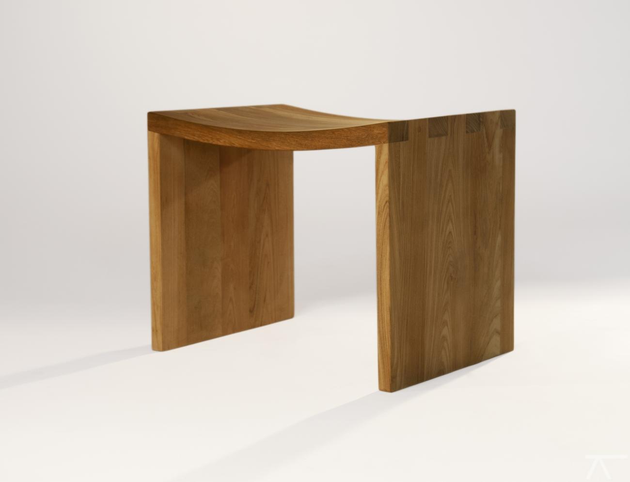 houten kruk met gebogen zitting