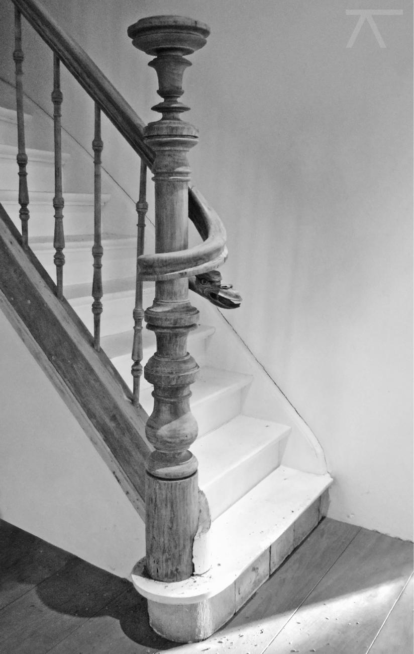 antieke trapbaluster met drakenhoofd