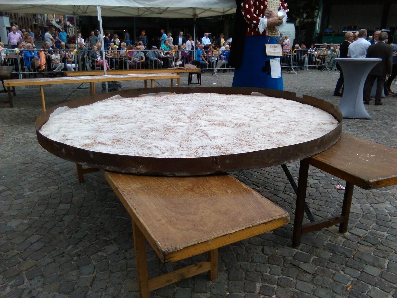 Grote knapkoek (2,5m) gebakken op markt van Maaseik
