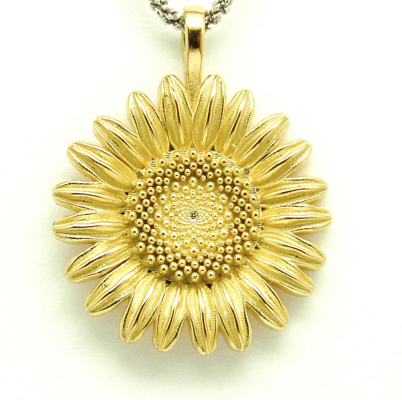 De zonnebloem geeft een speciale energie, het bruisende, de warmte, de schoonheid in de schepping, de zon, het leven zelf! Deze hanger is een zeer natuurgetrouwe weergave van deze krachtige bloem.