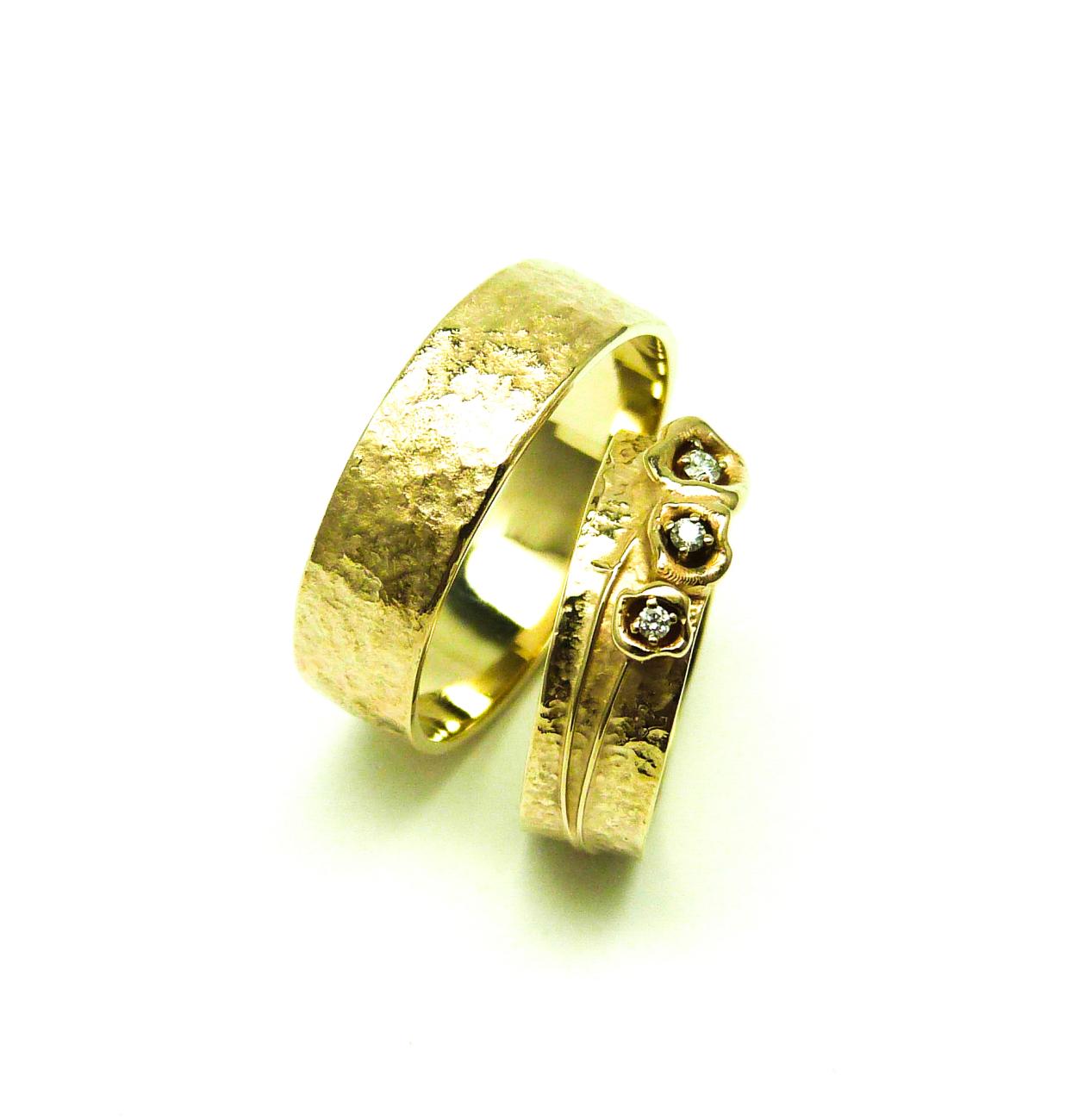 Een romantische ring voor haar met 3 tulpjes en hun diamanten hartje. Een eenvoudige ring voor hem Geel Goud - Diamant