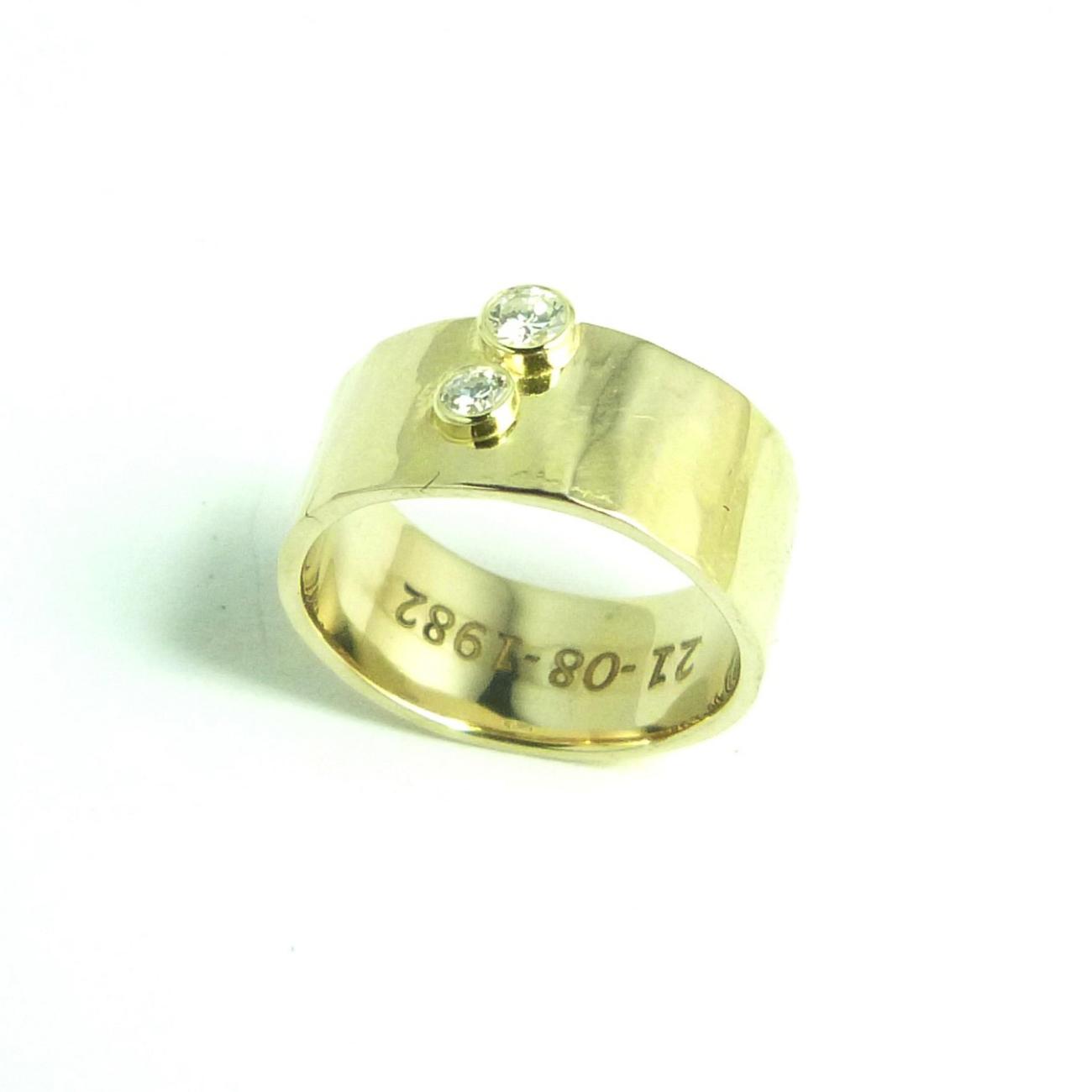 Na het overlijden van haar man brengt deze Dame hun twee trouwringen binnen, ze heeft ook nog enkele diamanten mee. De nieuwe ring moet een herinnering worden aan hun huwelijk en hun liefde. De twee ringen worden gesmolten en met de hamer gesmeed tot een bredere ring. De twee diamanten worden ietwat schuin, net niet tegen elkaar geplaatst. Ze staan symbool voor de verbondenheid over de dood heen. Ze tonen een tedere omhelzing van twee mensen op het moment ze elkaar lijken los te laten. Verbondenheid e