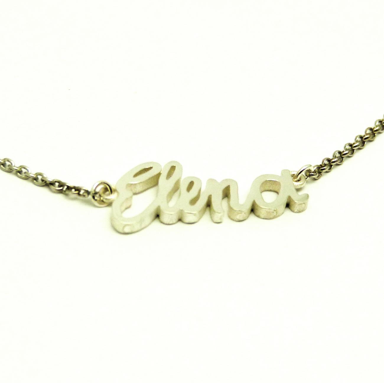 Laat jouw oogappel, met een halfdikke stift, haar/zijn voornaam schrijven. Wij nemen de schrijfwijze over in zilver of in goud. De meest persoonlijke namenketting voor je (klein)kindje, niet? Voor kindjes die nog niet kunnen schrijven kunnen we van een lijnentekening een hanger of ring ontwerpen.