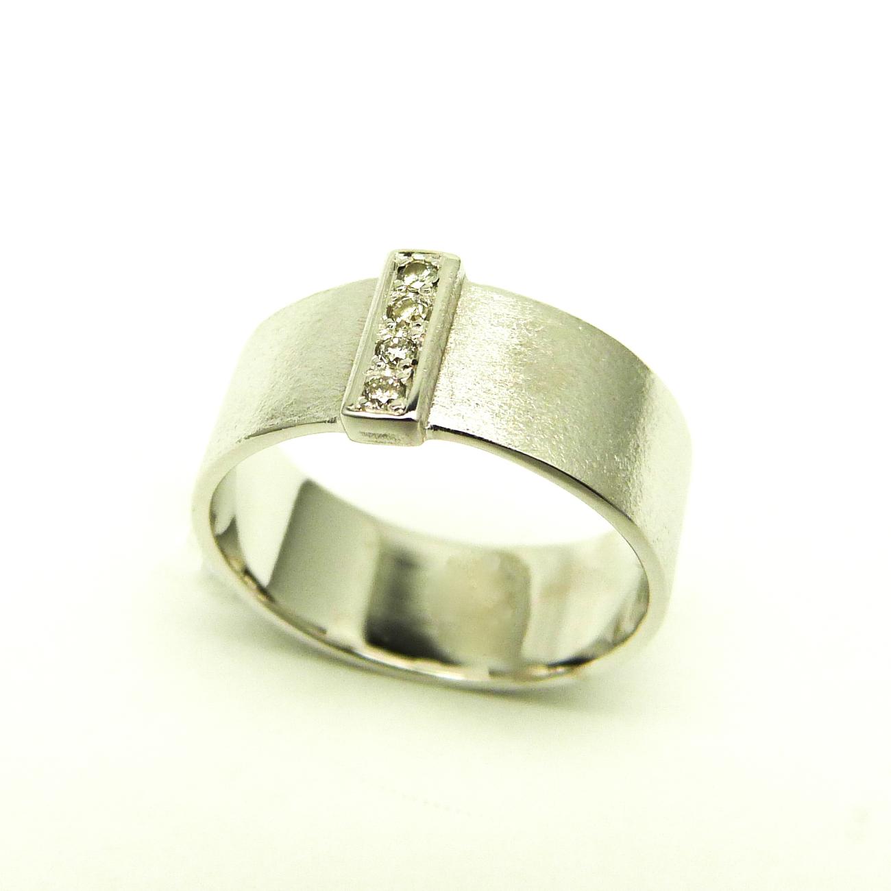 Deze klant koos ervoor om 4 eigen diamanten, afkomstig uit ringen uit een vervlogen tijd, te hergebruiken in deze strakke ring. 4 is het getal van de vier elementen Lucht, Vuur, Water en Aarde, maar ook van de 4 windrichtingen Noord, oost, zuid en west. Dan is er nog de dagindeling, ochtend, middag, avond en nacht, en er zijn ook nog 4 seizoenen Lente, zomer, herfst en winter….. Naast deze onbetwistbare aardse krachten wordt 4 ook geassocieerd met organisatie, geduld, loyaliteit en vertrouwen, met ernst
