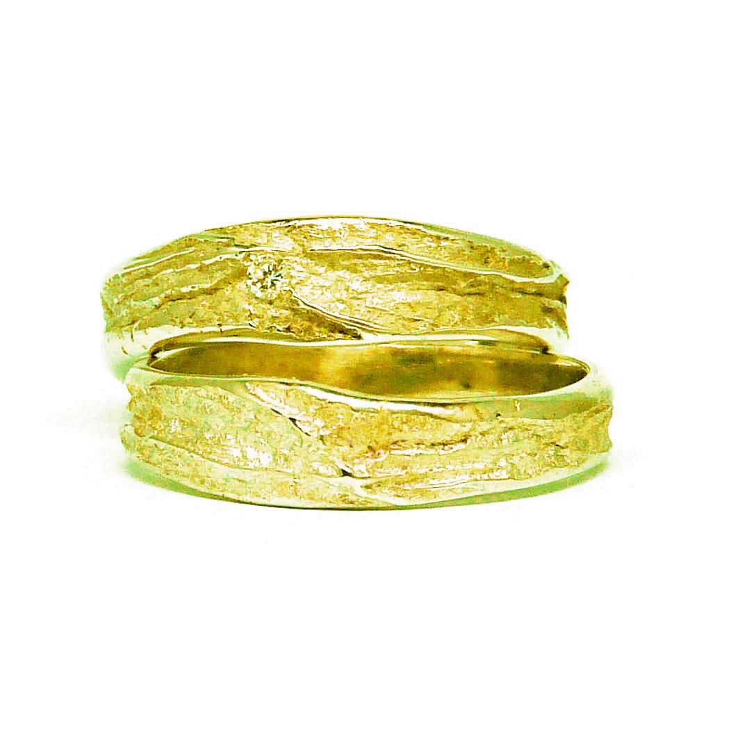 Het organische in combinatie met de houtstructuur maakt de ringen natuurlijk en speels.  Geel Goud - Diamant