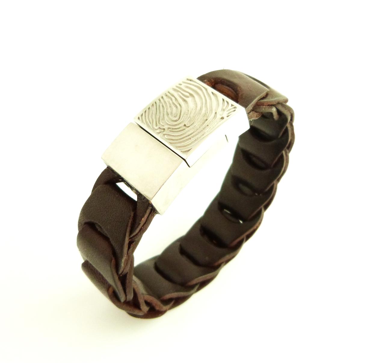 Zij was ziek maar aan de beterhand. Ze besloten om te trouwen en plots keert het tij. Deze armband is zijn symbool voor zijn verdriet, hij mist haar zo erg. De armband, in bruin leder, heeft een masief slot dat gemaakt is volgens het princiepe van de Gulden Snede en staat symbool voor oneindigheid, er is geen einde en geen begin, enkel geluk, ook na dit leven. Het kleine deel is blank gelaten, op het vierkant is haar vingerafdruk aangebracht Het sluitsysteem binnenin werkt met een magneet.
