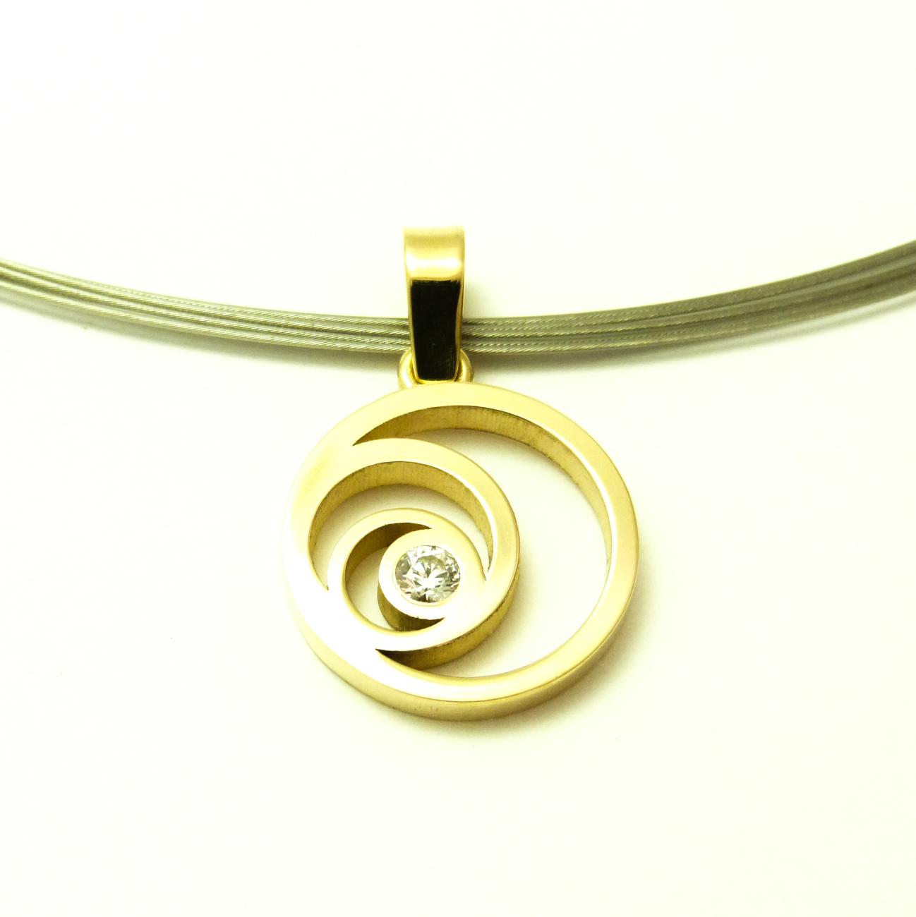 De spiraalbeweging in dit ontwerp symboliseert de oneindigheid der dingen, de oneindige beweging tussen leven en sterven en de liefde die deze twee verbindt. De as van haar mama zit geborgen in een urne onder de diamant met een “Rosecut” slijpsel. Het is een dierbare oude diamant die haar mama haar hele leven in een ring heeft gedragen. Rosé Goud – Rosecut diamant - As