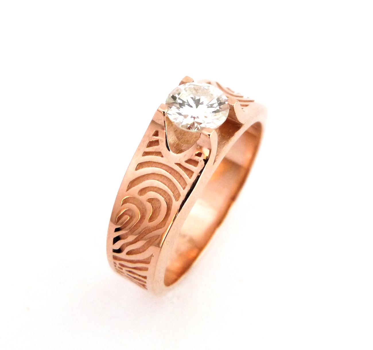 Zijn mama was recent overleden en laat hem een oude klassieke solitair na met een diamant van 1 karaat. Die diamant met emotionele lading wil hij heel graag laten verwerken in een verlovingsring voor zijn geliefde. Samen hebben zij inmiddels 2 schatten van kinderen. Centraal staat de prachtige diamant. De grote diamant is gezet met 4 griffen die vanuit de ring ontstaan. De zetting is zo ontworpen dat je langs alle kanten de diamant volledig, tot aan het uiterste onderste puntje, kan bewonderen. Er wordt