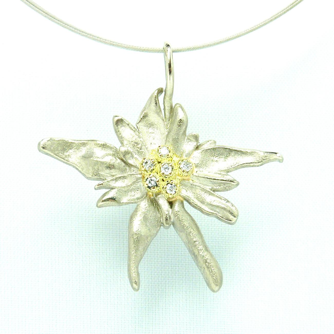 De openingsdans op hun huwelijk was “Edelweiss”, uit de film The Sound of Music. Voor hun 50e huwelijksverjaardag liet hij voor haar deze natuurgetrouwe Elelweiss hanger door ons ontwerpen voor zijn nog steeds allergrootste liefde. Het is een zeer natuurgetrouwe weergave van het mythisch bloempje dat op zich symbool staat voor eeuwige liefde. Het hart van de Edelweiss is gemaakt in Geel Goud en gezet met diamantjes.